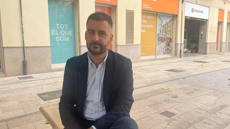 El edil Pere Fuset frente a la sede de Compromís.