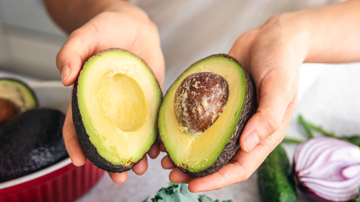 Un aguacate partido por la mitad