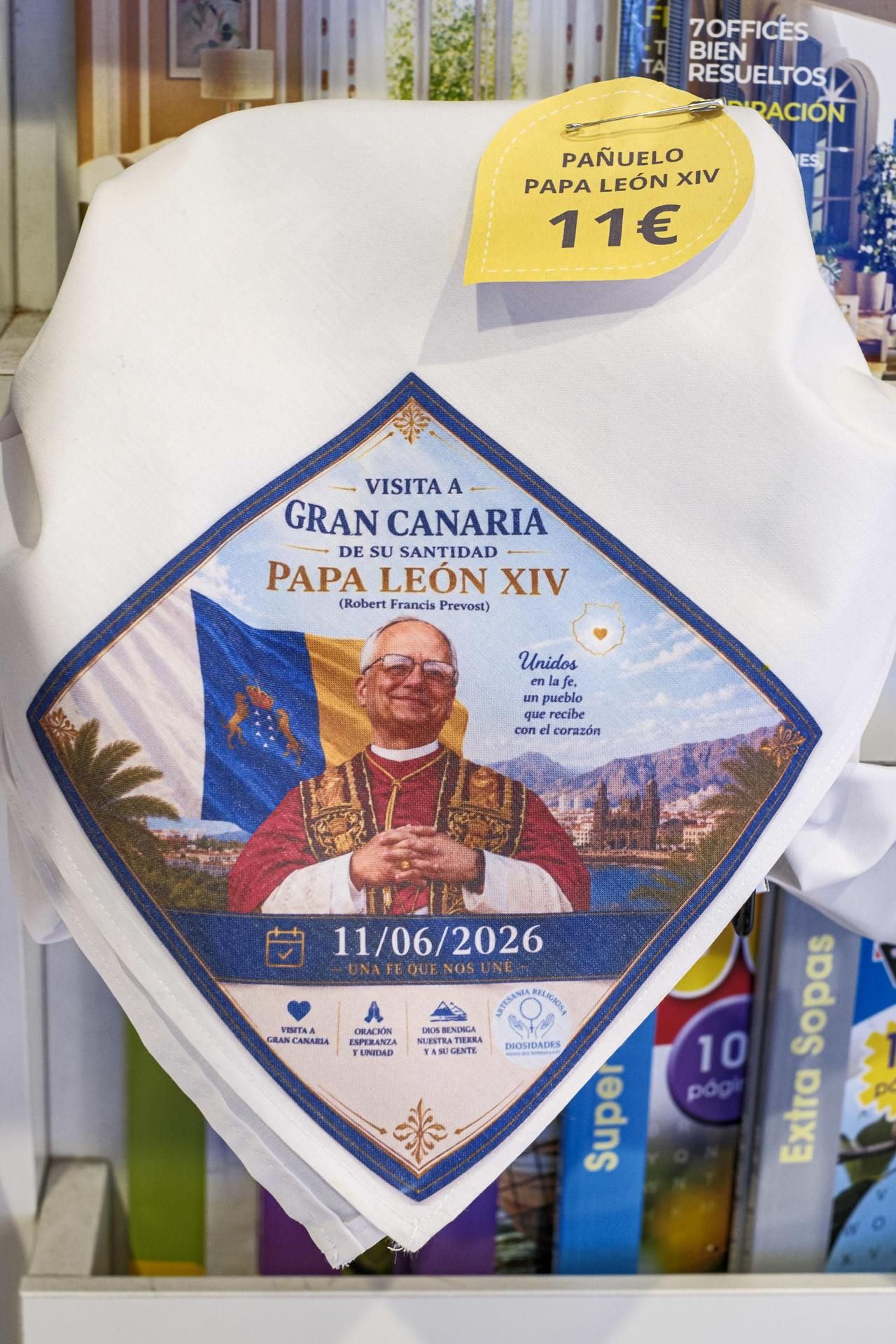 Recuerdos de la visita del papa León XIV a la venta en un pequeño negocio en el barrio de Vegueta, el casco histórico de Las Palmas de Gran Canaria.
