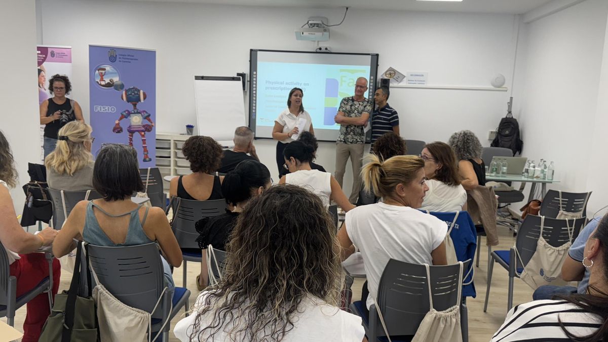 Asistentes y ponentes, en el curso impartido por el Colegio Oficial de Fisioterapeutas de Canarias (COFC) y la Escuela de Servicios Sanitarios y Sociales de Canarias (ESSSCAN).