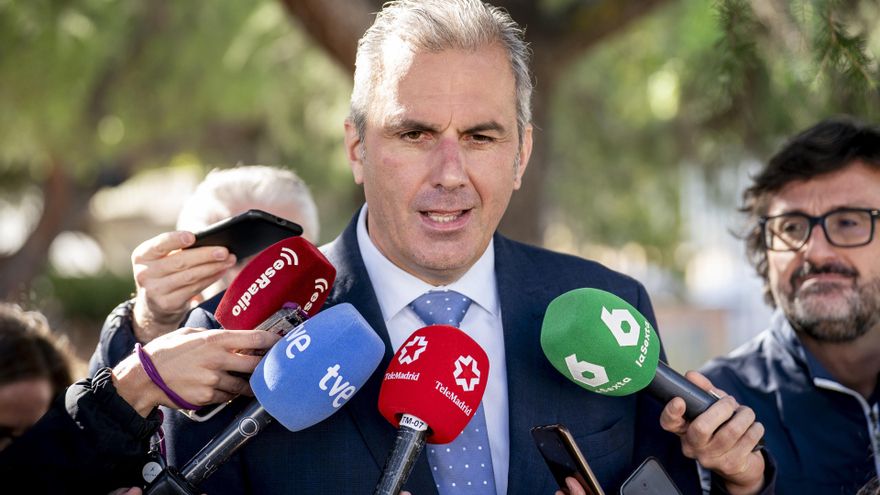 El portavoz de Vox en el Ayuntamiento de Madrid, Javier Ortega Smith, ofrece declaraciones a la prensa, tras el acto de nombramiento de los 134 agentes de la Policía Municipal, a 24 de septiembre de 2025, en Madrid (España).