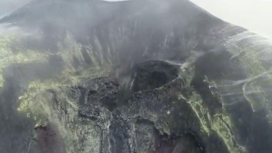 El cono principal del volcán deja de emitir, pero no el secundario