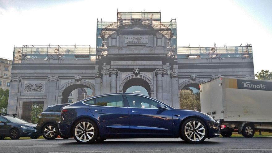 Ahí está viendo pasar el tráfico: ¿debe Madrid proteger de los coches la Puerta de Alcalá como hacen otras capitales?