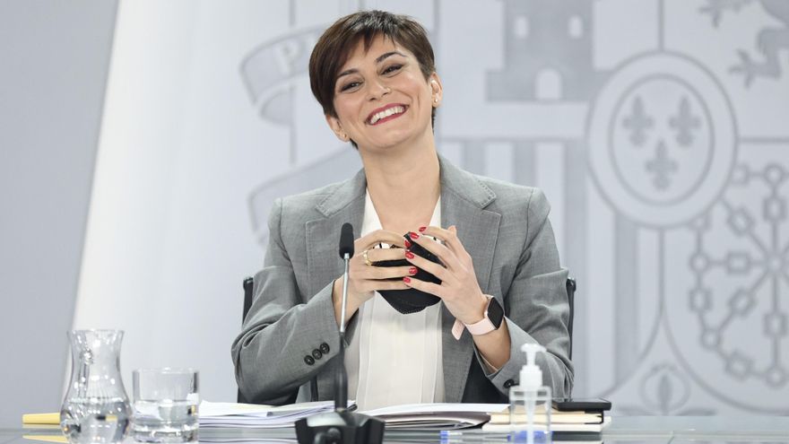 La ministra Portavoz, Isabel Rodríguez, posa antes de comparecer tras la reunión del Consejo de Ministros en Moncloa, a 22 de marzo de 2022, en Madrid (España).