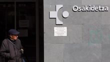 Un cartel alertando de un problema de "salud pública" en un centro de salud de Osakidetza en Vitoria