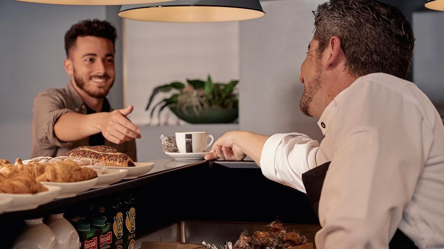Un hostelero sirviendo un café