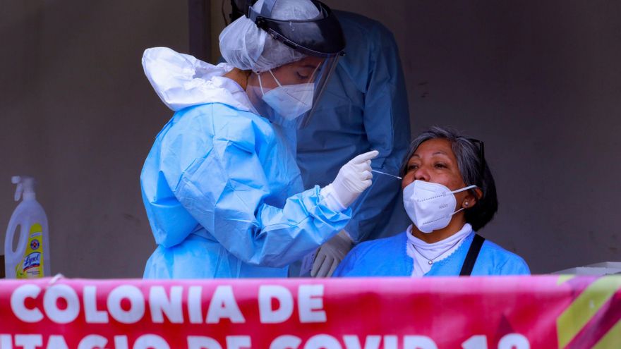 Personal de salud realiza una prueba de covid-19 hoy a una mujer en Ciudad de México (México). EFE/Carlos Ramírez