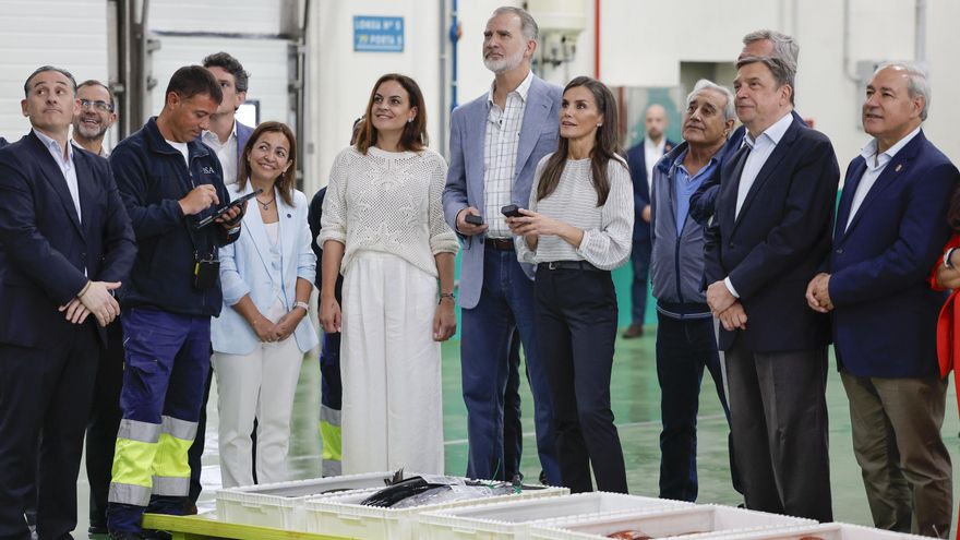 Los reyes compran un lote de merluza y otro de bonito en la lonja de Burela (Lugo)