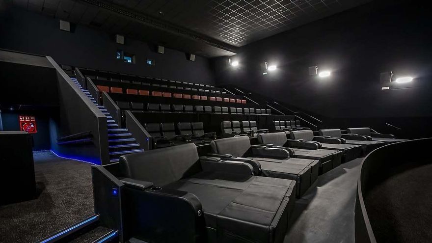 Abren en Asturias los primeros cines con camas del país