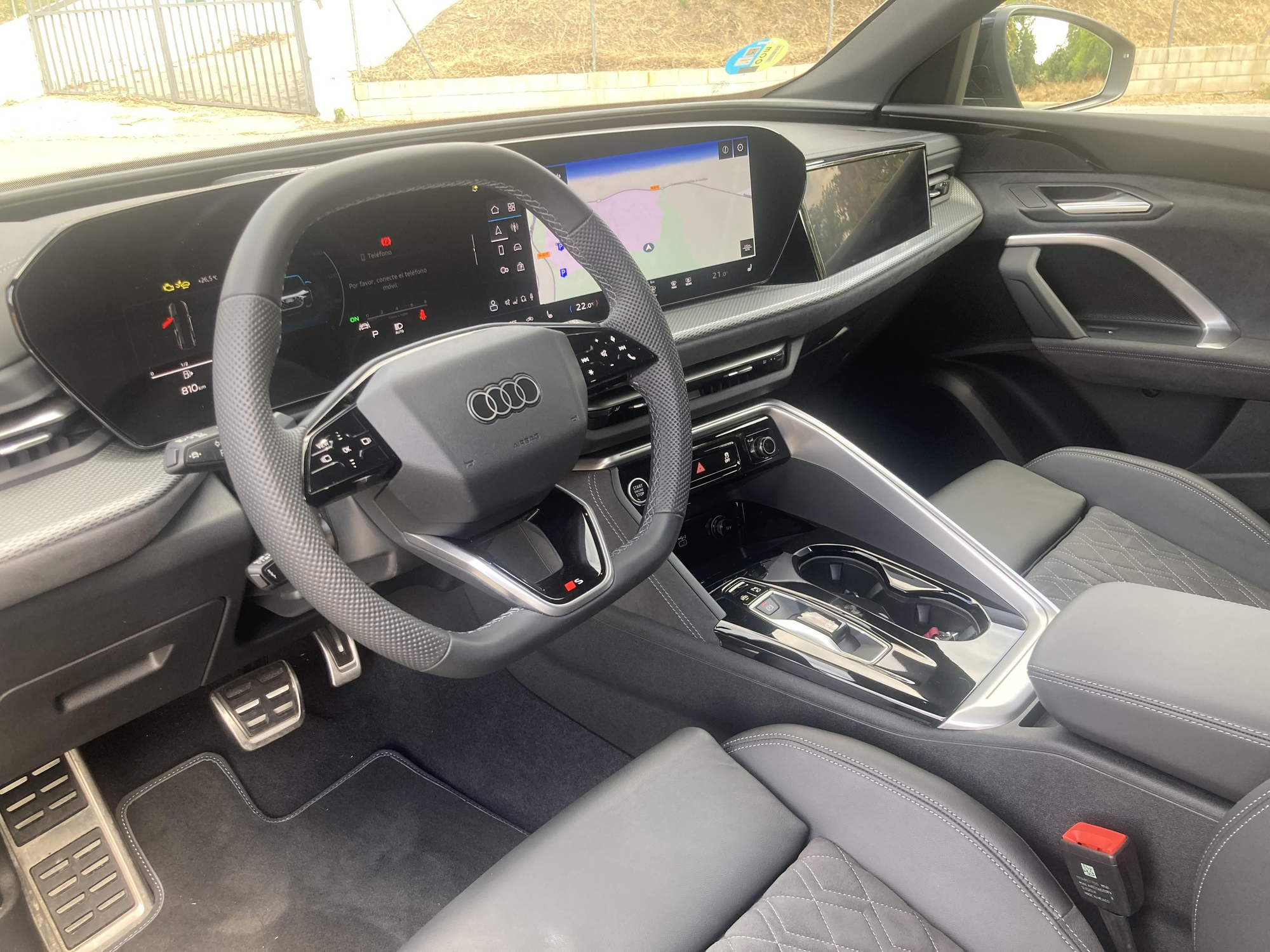 Puesto de conducción y salpicadero con tres pantallas en el SUV de Audi.