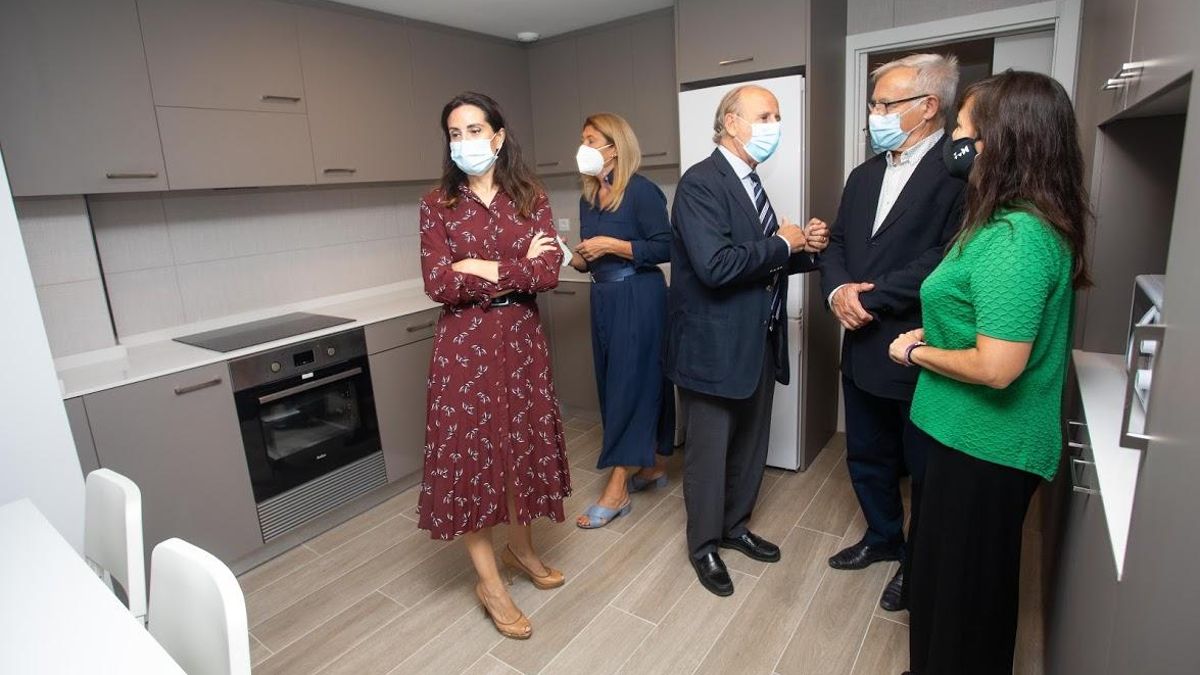 El alcalde de València, Joan Ribó, junto a la concejala de Servicios Sociales, Isabel Lozano (derecha) y al presidente de Casa Caridad, Luis Miralles, en una de las nuevas viviendas.