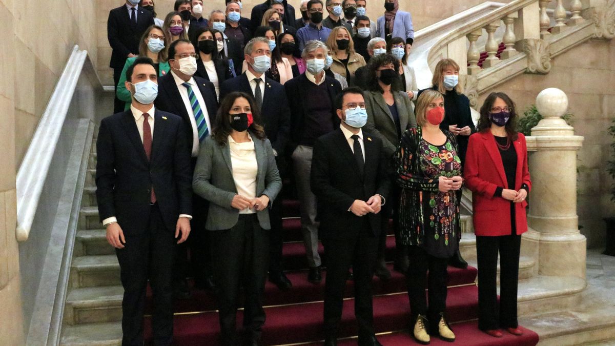 Los consellers y diputados de ERC, además del conseller de Junts Josep Maria Argimon, en el Parlament