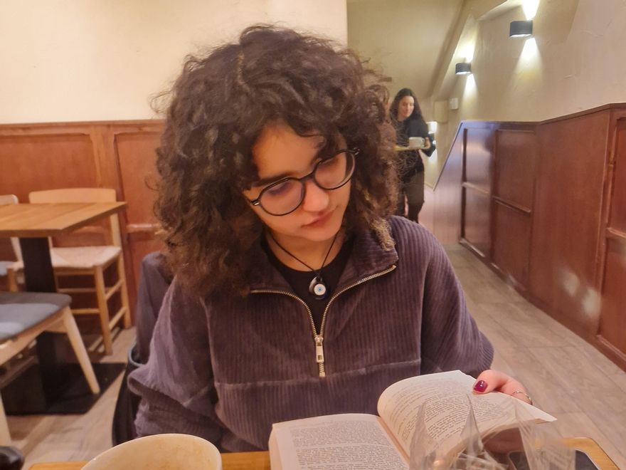 Lucía Cabello adelanta una lectura de la universidad en un hueco libre.