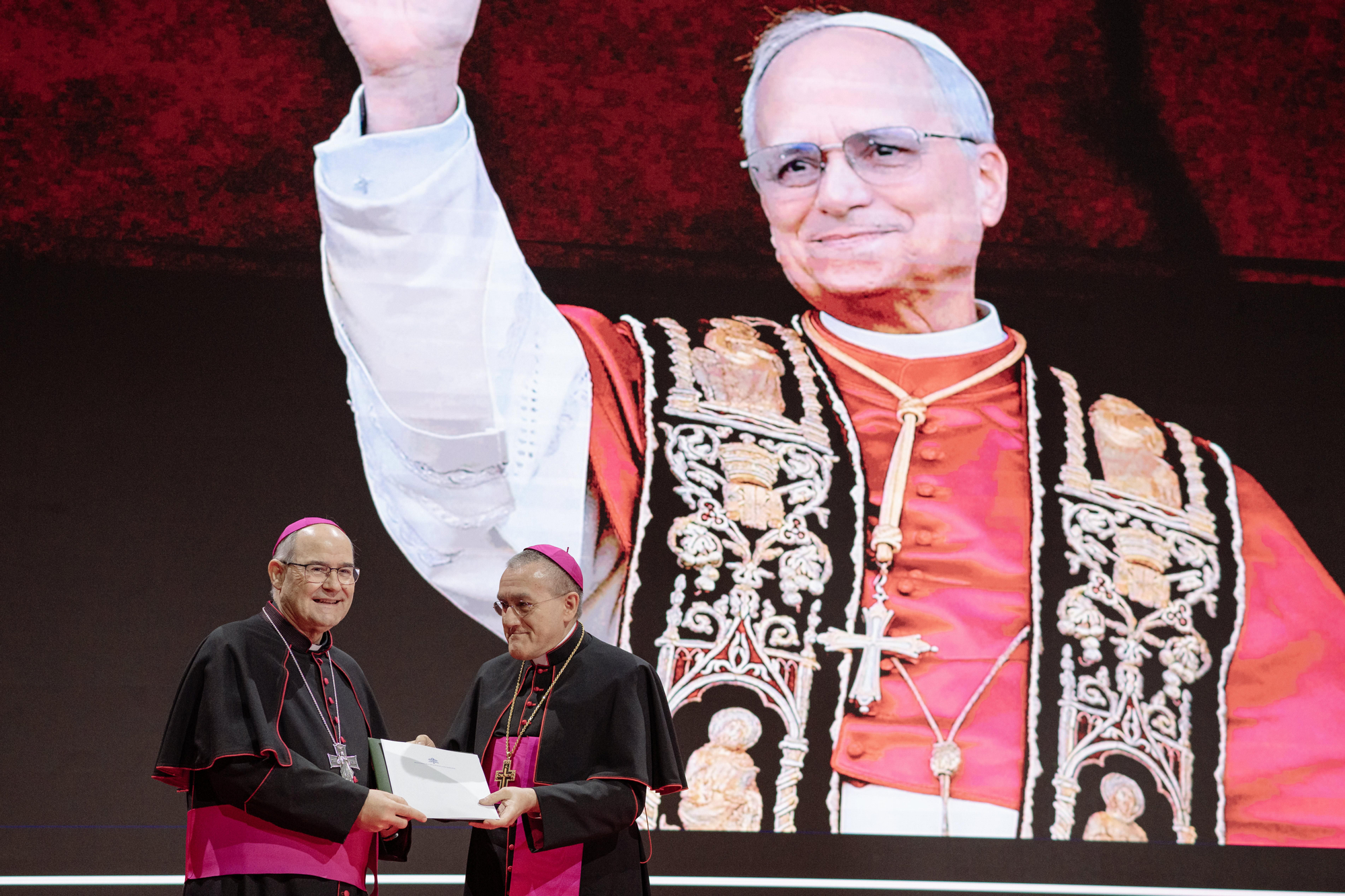 El nuncio apostólico monseñor Piero Pioppo, entregó al arzobispo de Toledo una carta con el mensaje del Papa León XIV por el centenario que leyó de forma previa