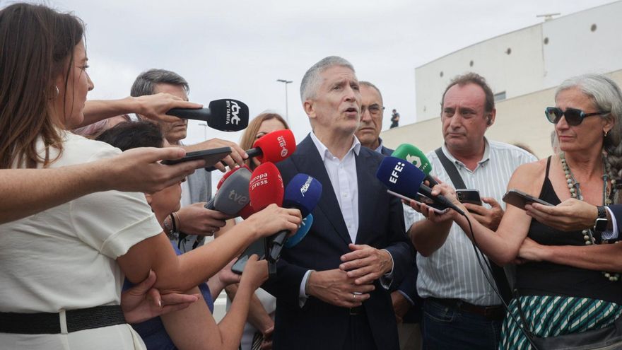 El ministro del Interior, Fernando Grande-Marlaska, atiende a los medios al inicio de la visita a los agentes desplegados en la Operación Paso del Estrecho.
