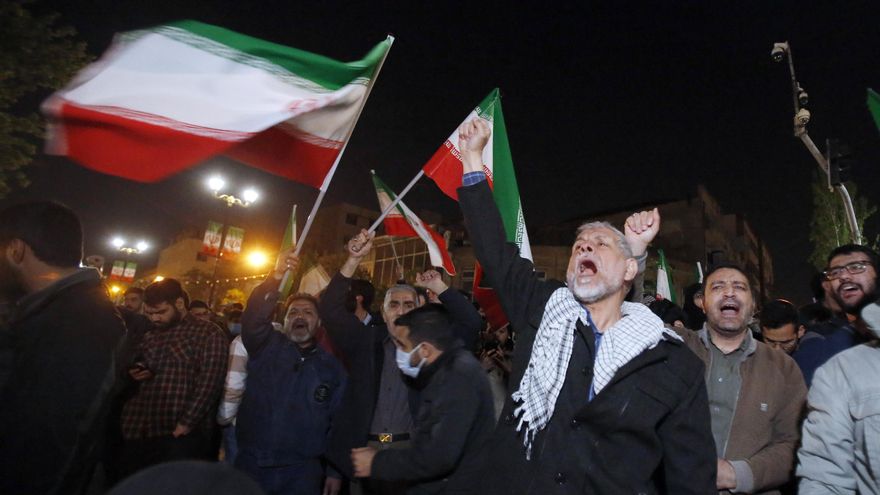 Iraníes celebrando el ataque de su país contra Israel este sábado. EFE/EPA/ABEDIN TAHERKENAREH