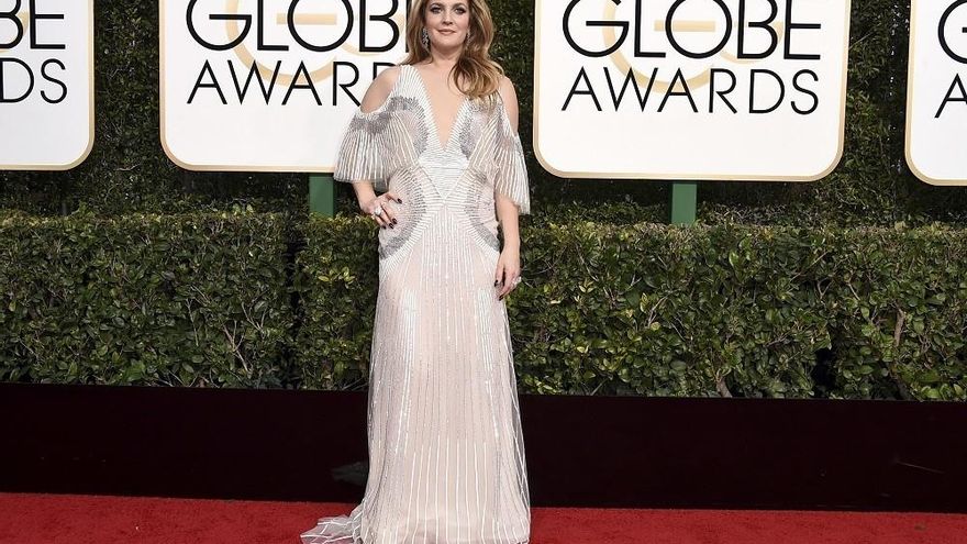 Drew Barrymore de blanco en la alfombra roja