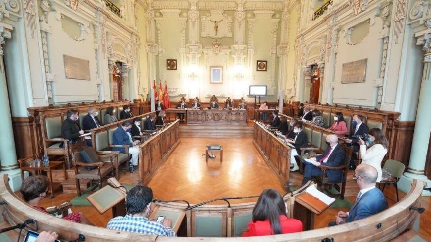 El PP de Valladolid retuitea una llamada a tomar el Ayuntamiento y acabar con Óscar Puente "al estilo Mussolini"