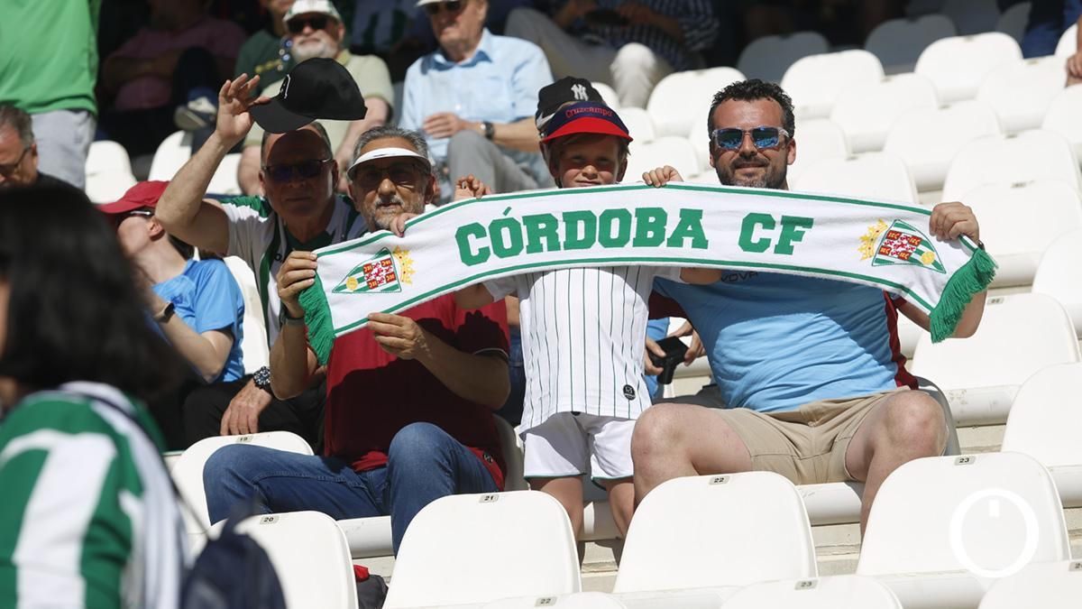 Grada Blanquiverde del partido entre el Córdoba CF y AD Alcorcón