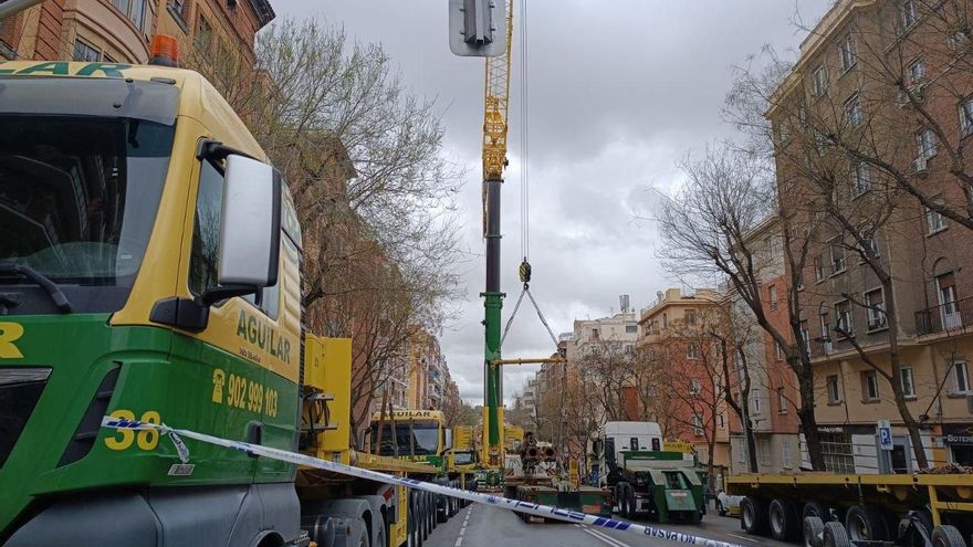 Amenaza de 40 toneladas en el tejado: vecinos de Madrid evitan el traslado de maquinaria pesada sobre sus casas
