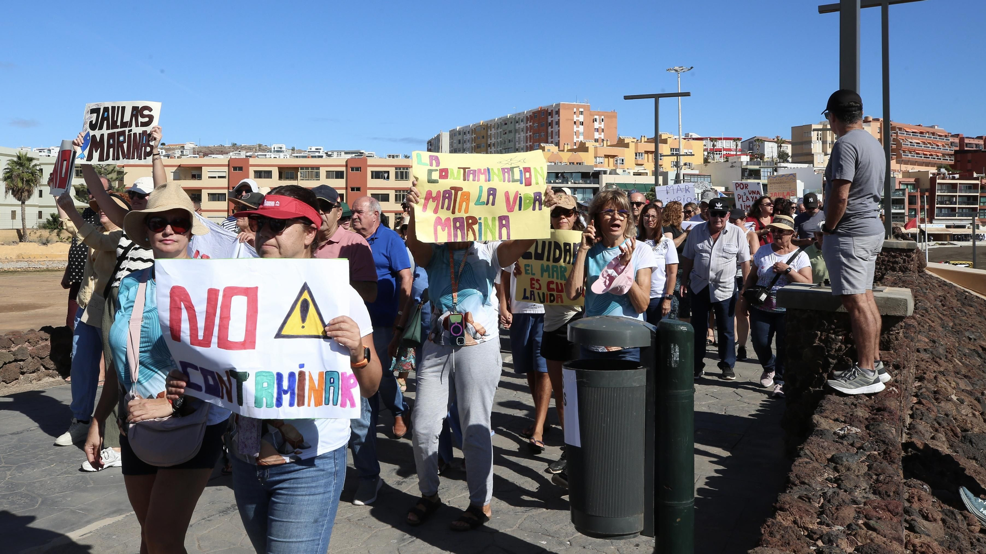 Manifestación en Melenara contra los vertidos: "Esto huele a muerto"