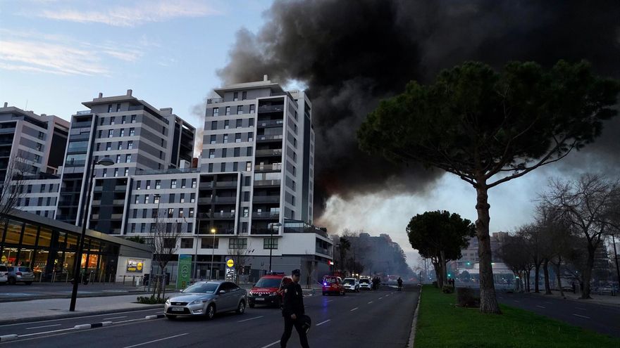 Imagen a distancia del edificio que ha ardido en el barrio de Campanar de València.