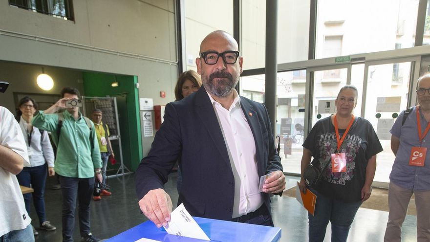 El cabeza de lista de Ciudadanos al Parlamento Europeo, Jordi Cañas, vota en su colegio electoral en Barcelona.
