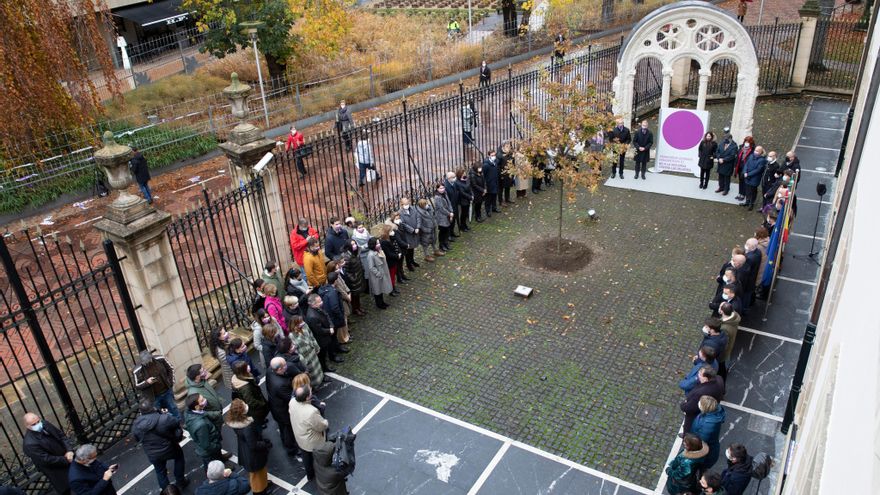 Miembros del Parlamento Vasco durante la concentración en contra de la violencia machista