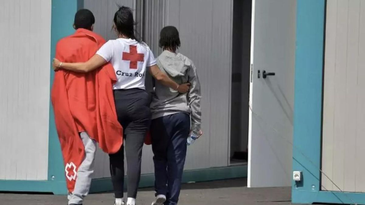 Cruz Roja atiende a menores migrantes en Canarias EFE/Gelmert Finol