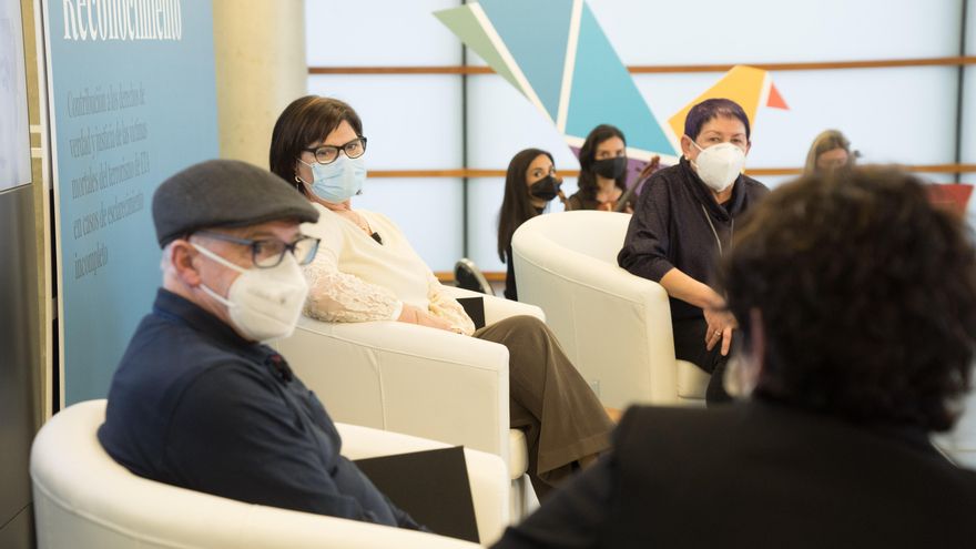 José María García, Eulalia Rodríguez y Rosa Vadillo Uranga, en el coloquio posterior a la entrega de los cuadernos