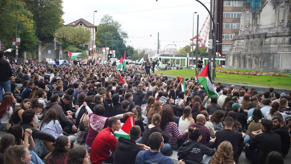 Sentada en Sagrado Corazón durante la concentración por Palestina convocada frente a la sede del Gobierno vasco este 15 de octubre