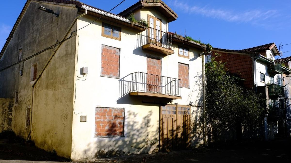 El Ayuntamiento declara en ruina dos casas en Adarzo
