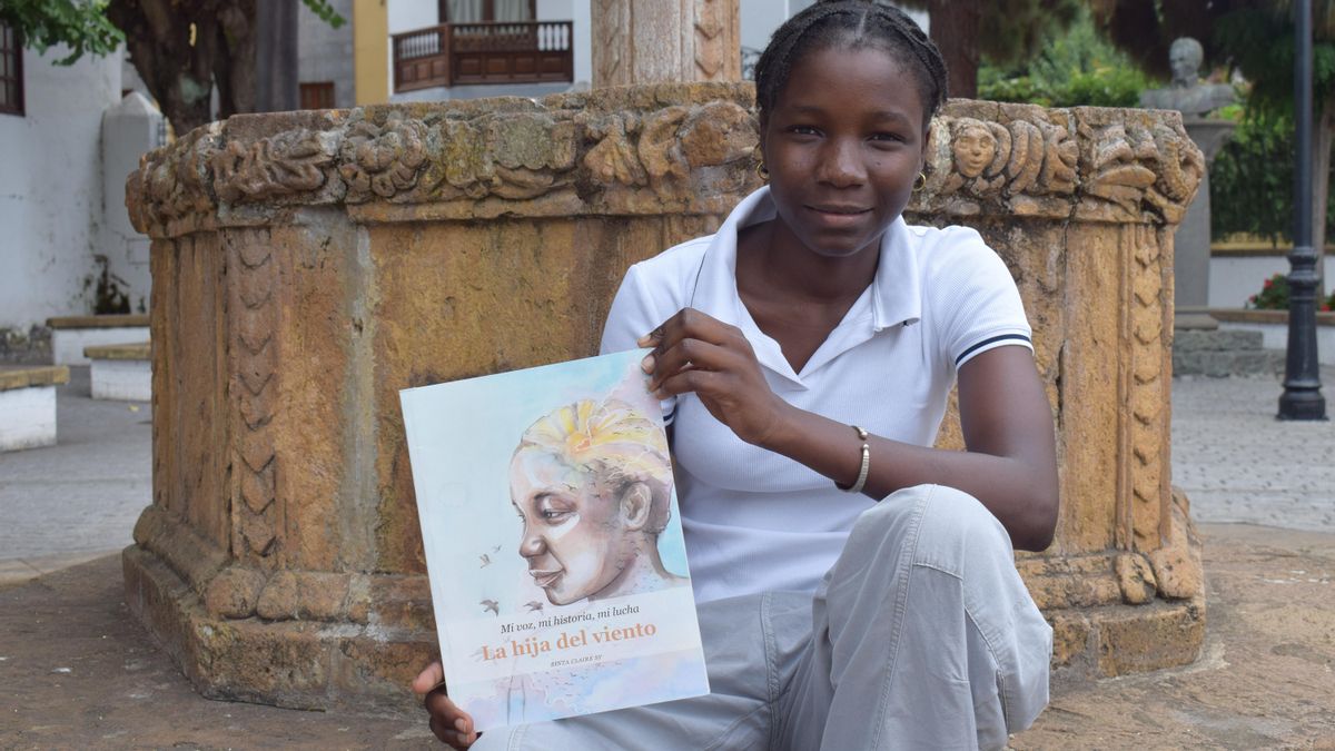 Binta con su libro 'La hija del viento'. Foto: Alicia Justo