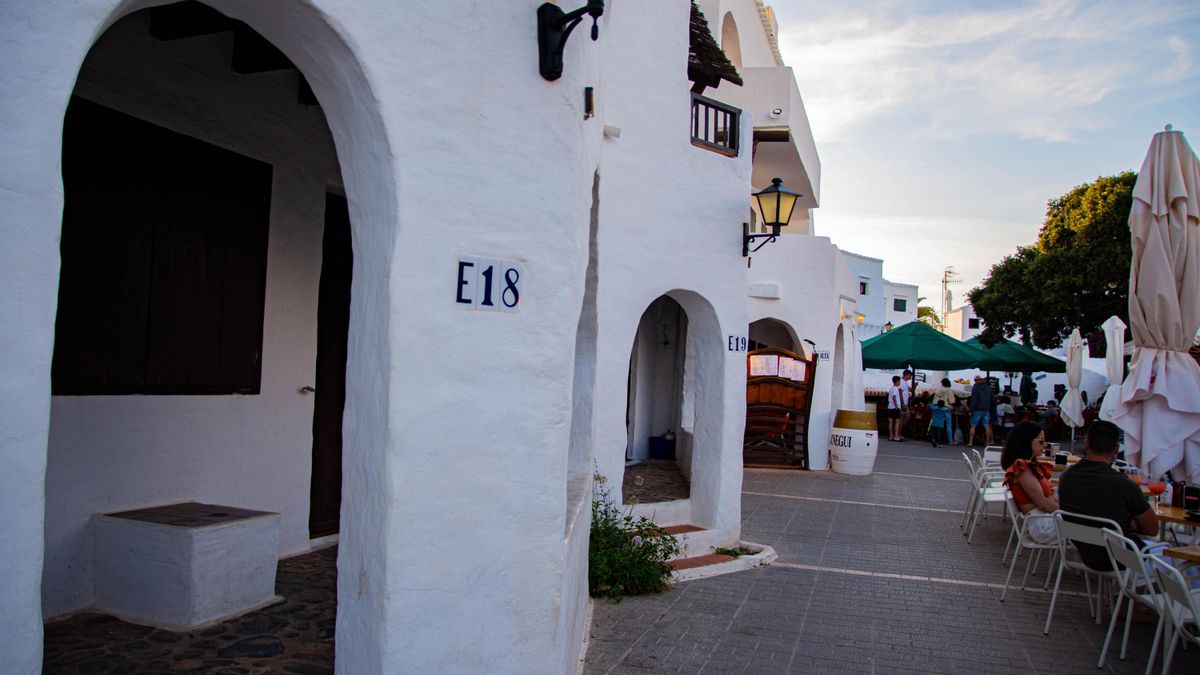 Las terrazas de la urbanización, que recibe a casi 800.000 visitantes cada año, ya están llenas. 