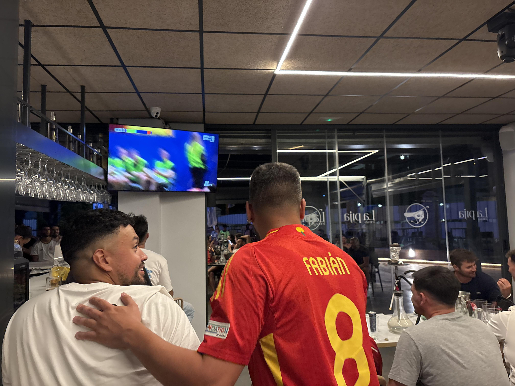 Aficionados celebran la entrada de Fabián Ruiz en la recta final del partido