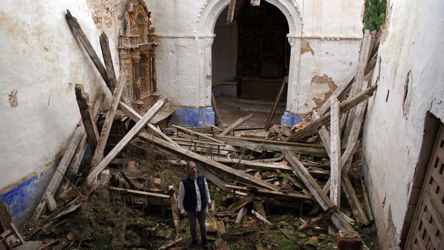 La ruina es más ruina en la iglesia de La Barbolla 365 días después de colapsar