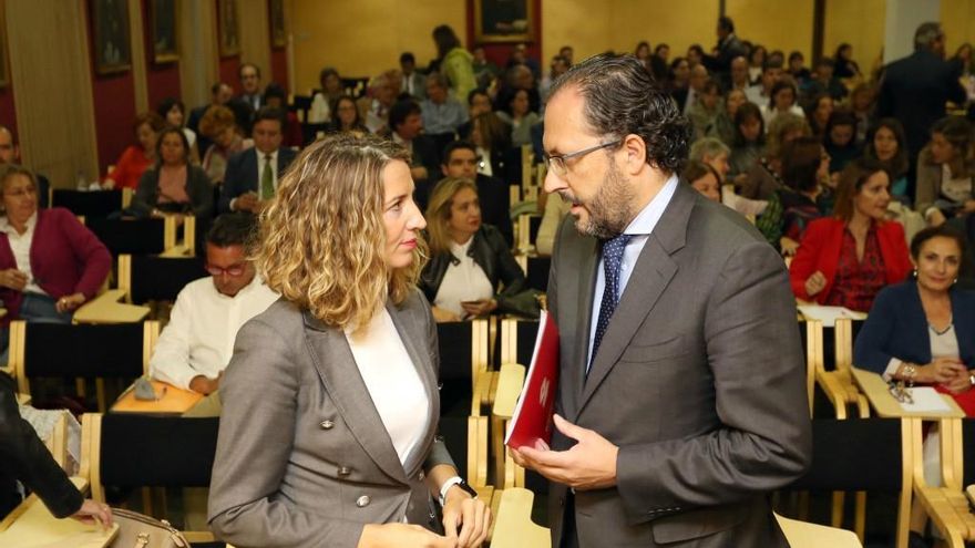 Rubén Cacho / ICAL La consejera de Familia e Igualdad de Oportunidades, Alicia García, y el decano del Colegio de Abogados de Valladolid, Javier Garicano, inaugura el 'Curso de formación continua y especializada en violencia de género'.