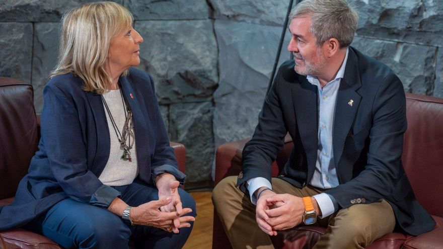 La presidenta de Cruz Roja en Santa Cruz de Tenerife, Mayte Pociello, en la reunión con el presidente de Canarias, Fernando Clavijo.