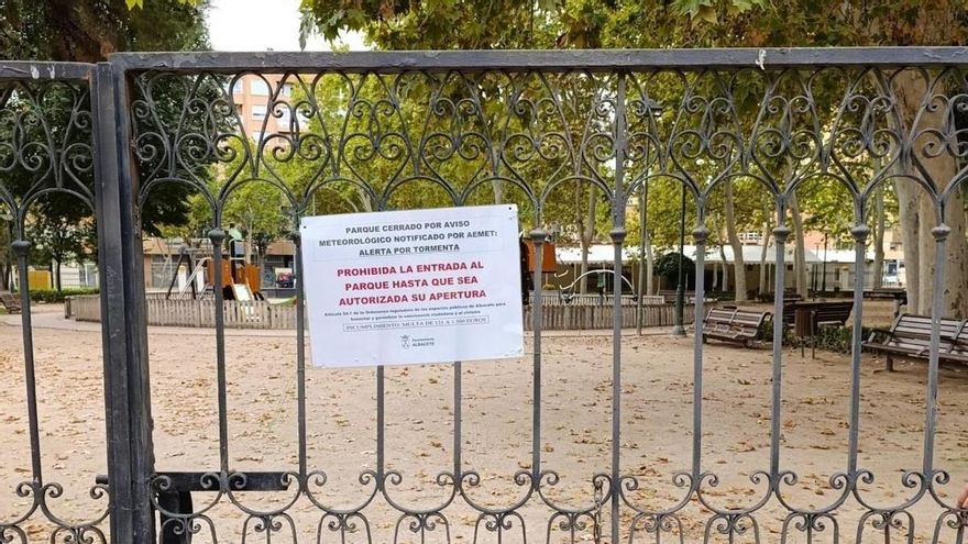 Imagen de archivo de un parque cerrado en Albacete por alerta de tormenta