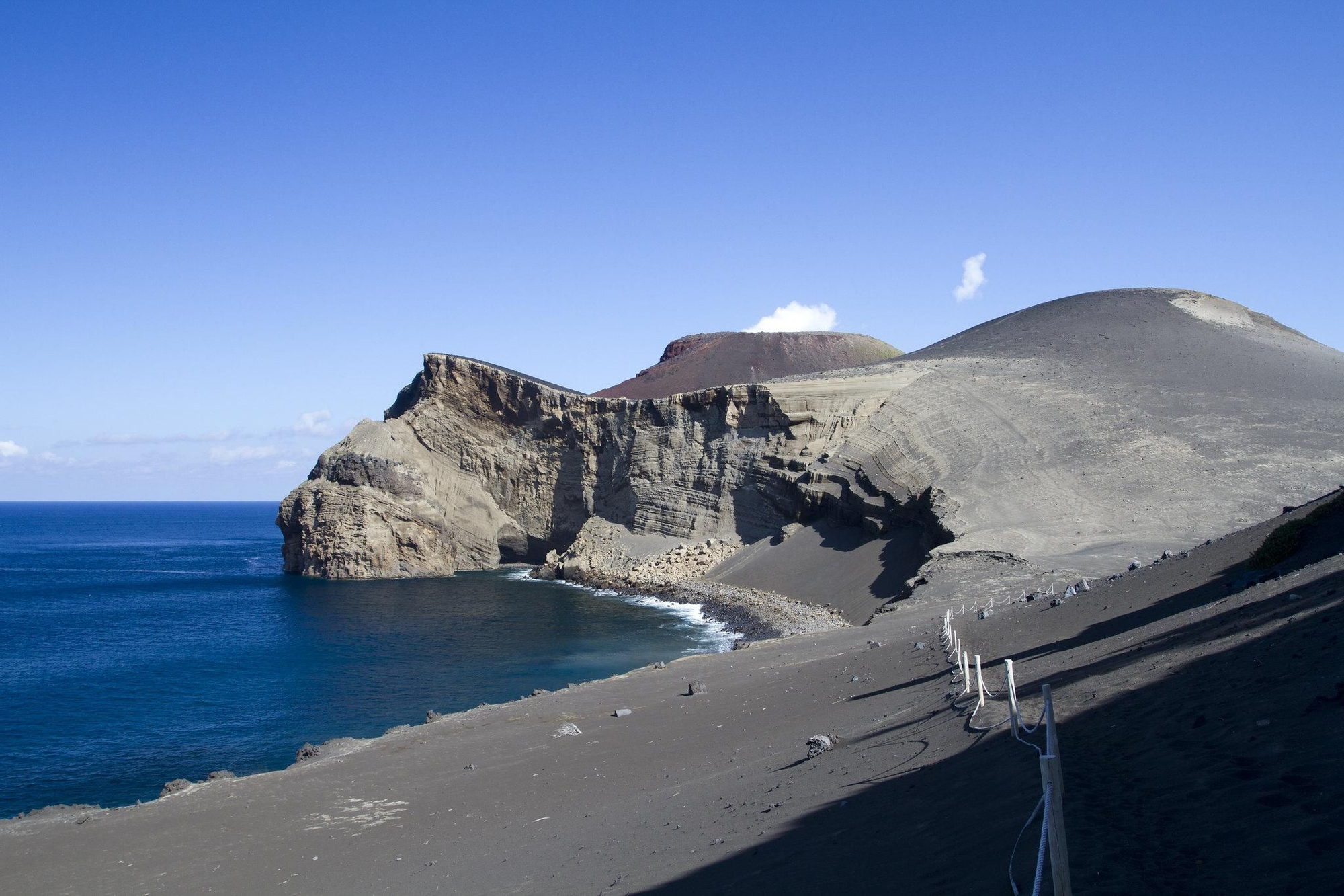 Paisajes volcánicos creados por la Erupción de Los Capelinhos, en el extremo noroeste de Faial.