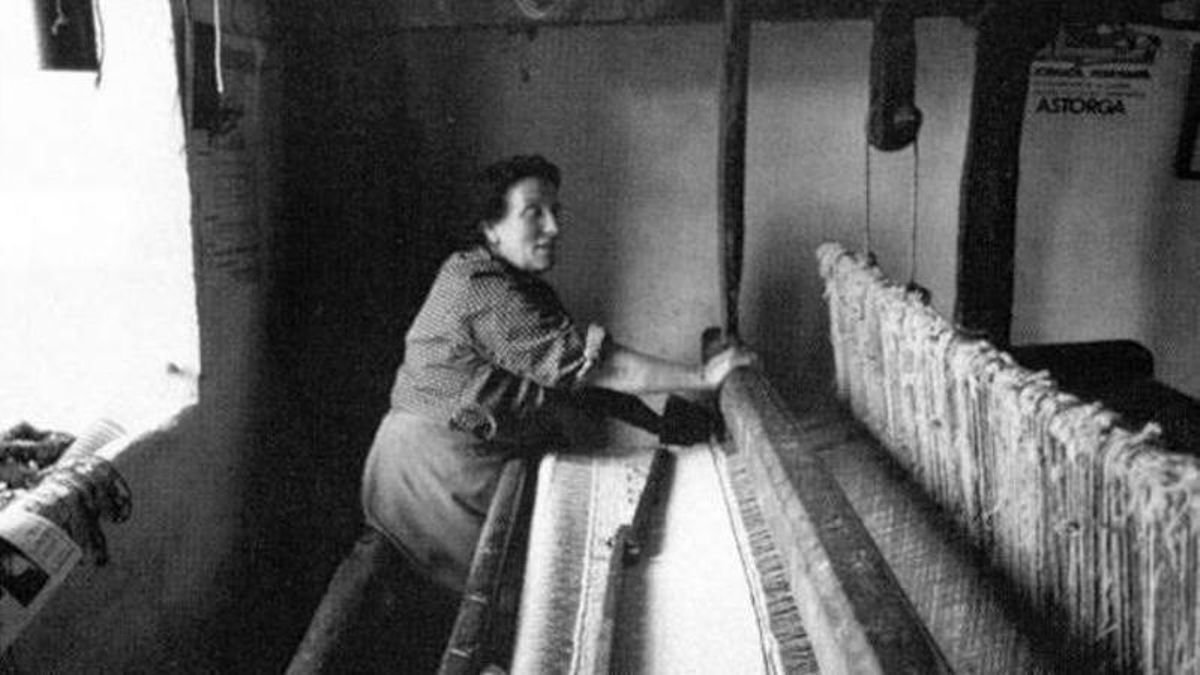 Dolores Fernández Geijo, en su faceta de artesana en el telar.