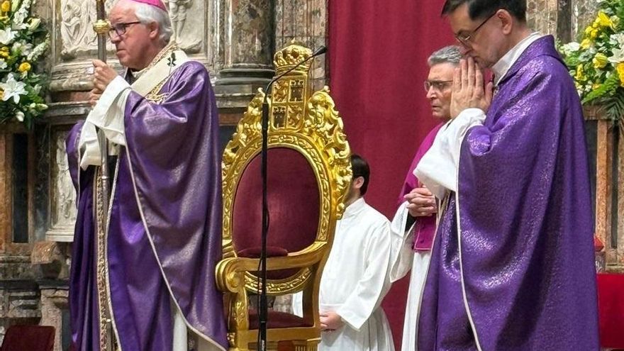 El arzobispo de Sevilla, monseñor José Ángel Saiz Meneses, en una misa celebrada en la Capilla de la Virgen de los Reyes.