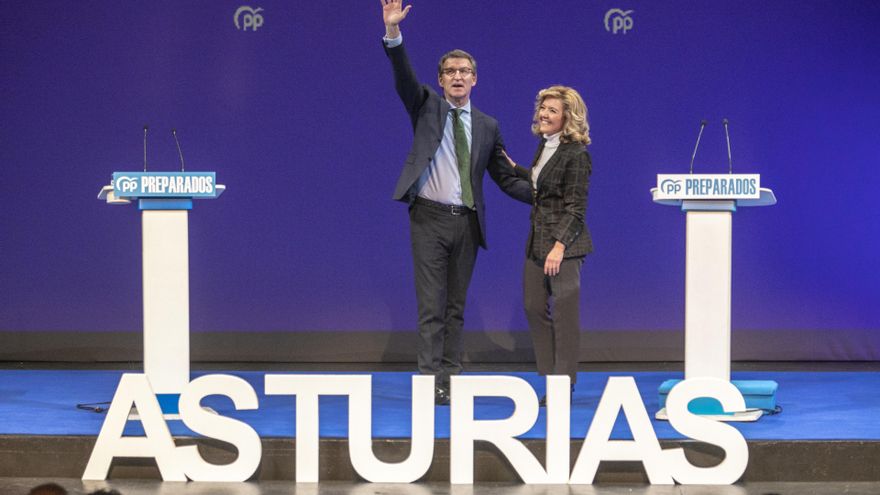 El líder del PP, Alberto Núñez Feijóo, con la presidenta dimisionaria del PP de Asturias, Teresa Mallada, durante un acto previo al congreso nacional del pasado mes de abril.