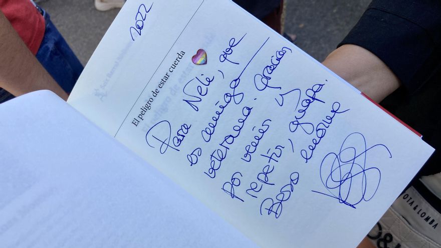 Dedicatoria de Rosa Montero, con pegatina incluida