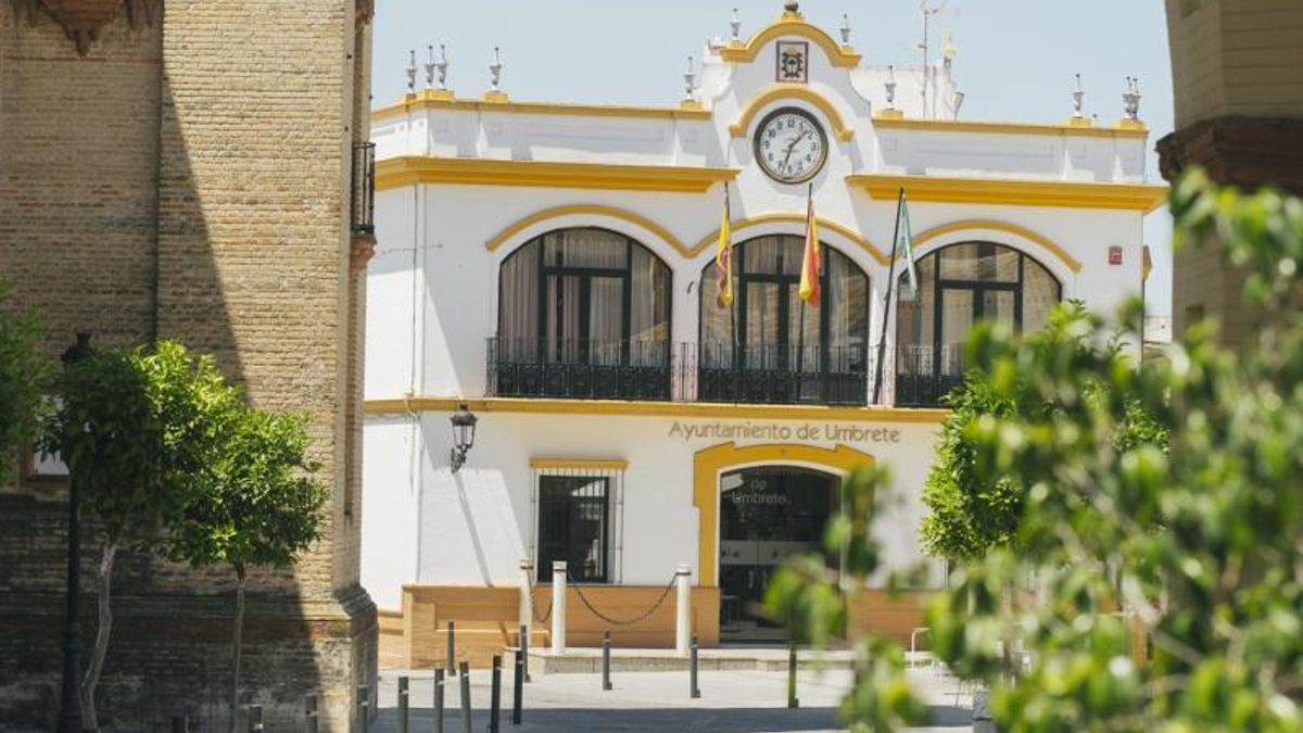 Célebre por su mosto y su palacio arzobispal, a los vecinos de este pueblo se les conoce como "mochuelos" y esta es la leyenda que lo explica