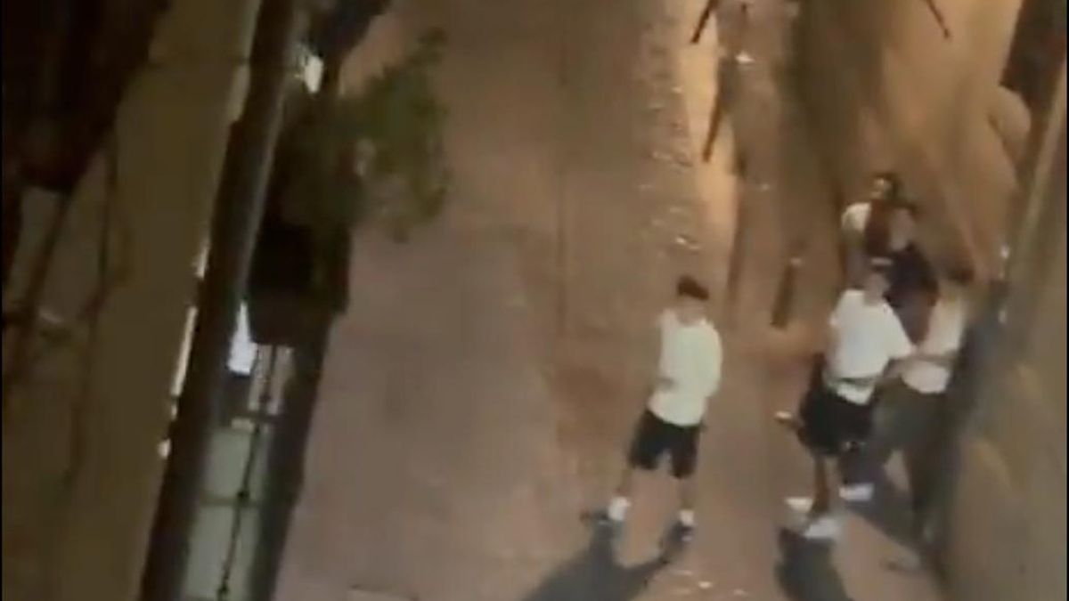Balconing en el Casco Antiguo de Logroño: unos jóvenes escalan por un edificio en busca de una zapatilla