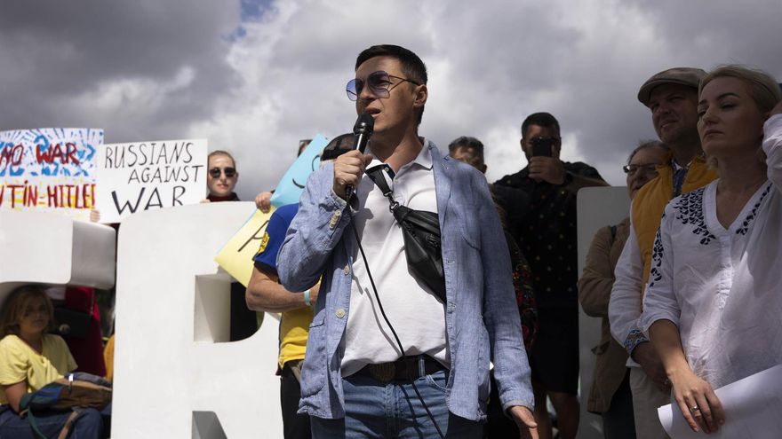 Dmytro Shatruk durante la lectura del manifiesto en la concentración que se ha celebrado este domingo en la plaza de España en Santa Cruz de Tenerife. EFE/ Miguel Barreto