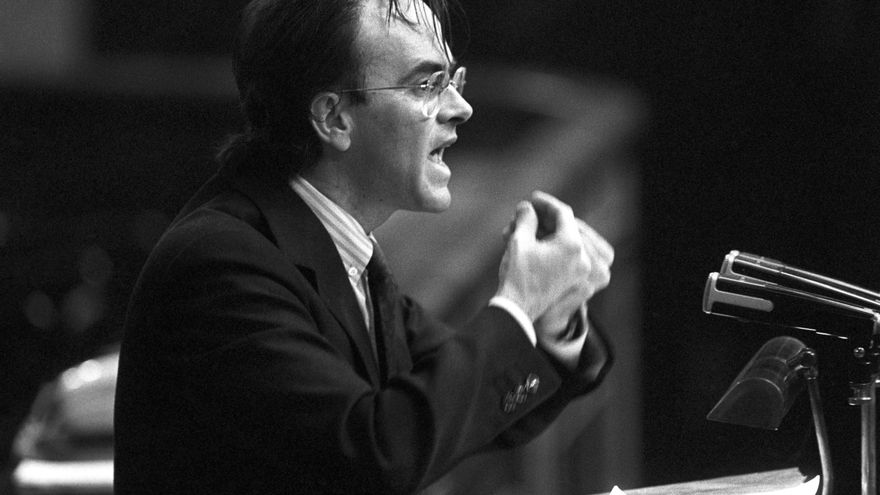 El candidato de Alianza Popular (AP), Antonio Hernandez Mancha, durante su intervención en la primera jornada del debate parlamentario de moción de censura contra el gobierno de Felipe González.