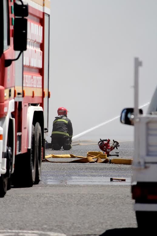 Incendio de un pesquero en el Muelle Reina Sofía. (CIRENIA VICO)