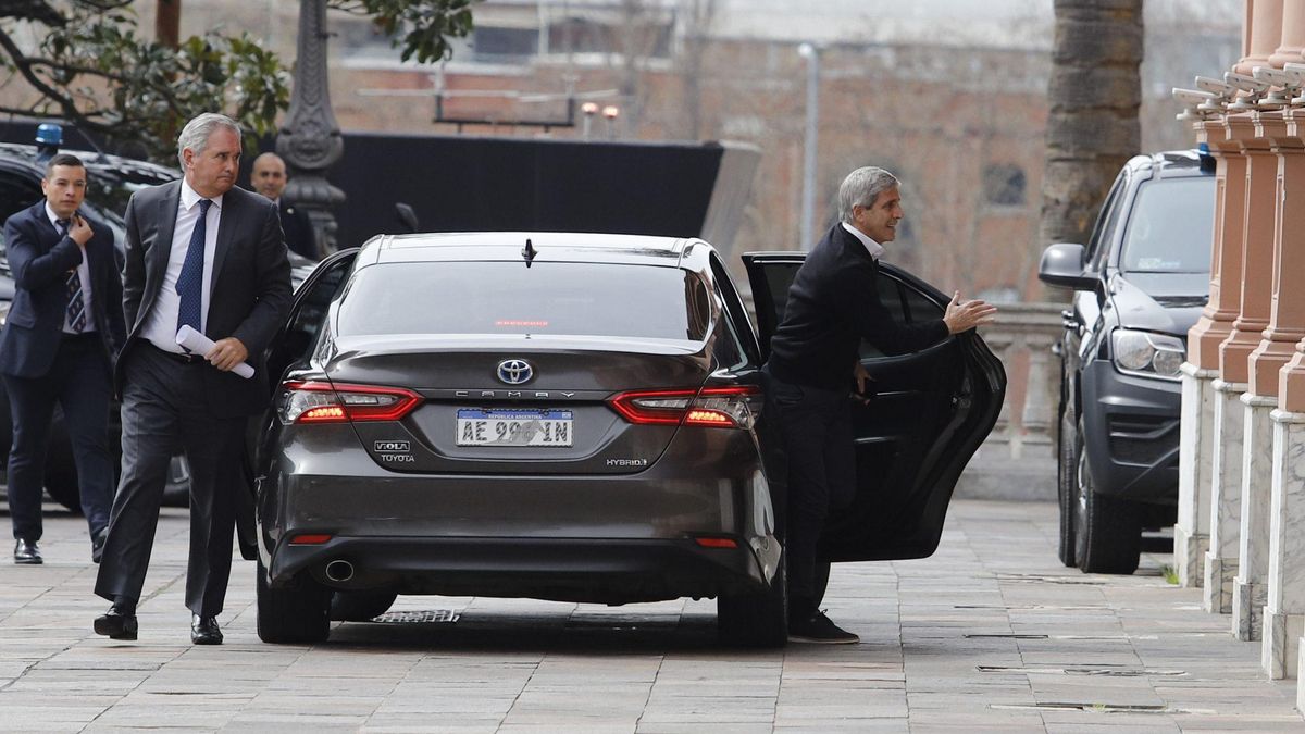El ministro Luis Caputo y el secretario de Finanzas, Pablo Quirno, al entrar a la Casa Rosada este lunes tras la derrota electoral del Gobierno.